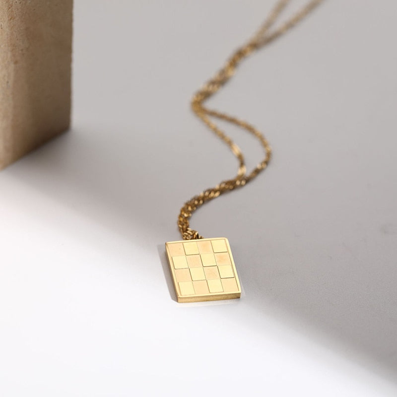 Simplistic Necklace: Check