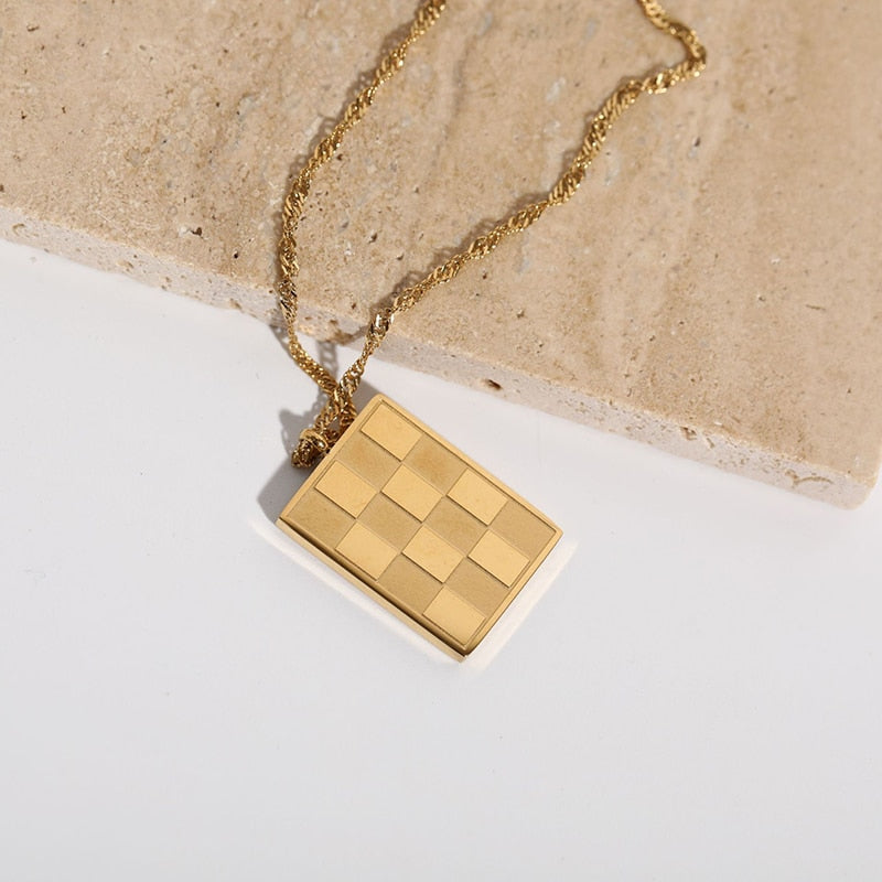 Simplistic Necklace: Check