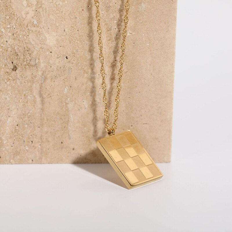 Simplistic Necklace: Check